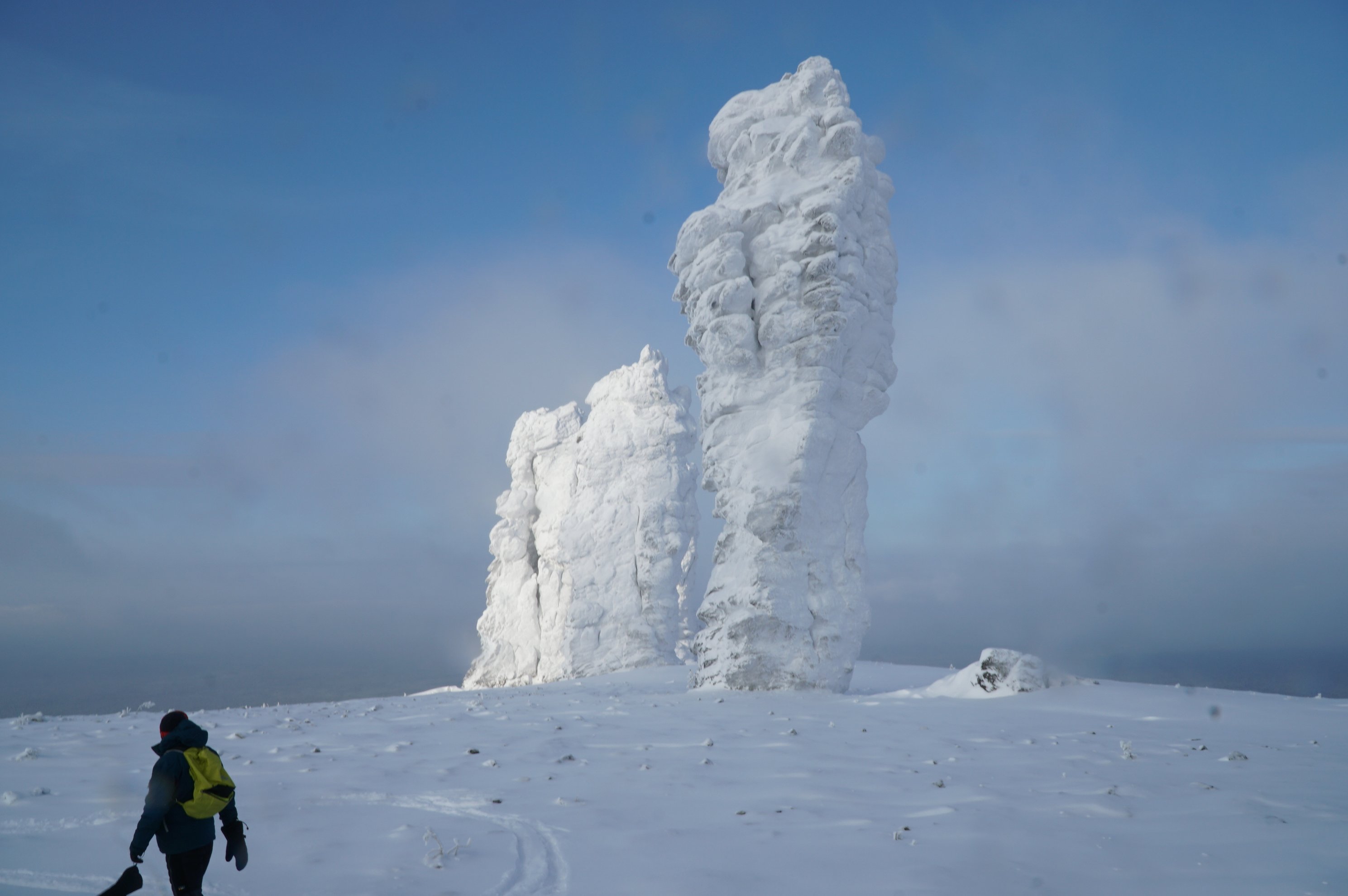 pilares de pedra cobertos de neve sob um céu azul