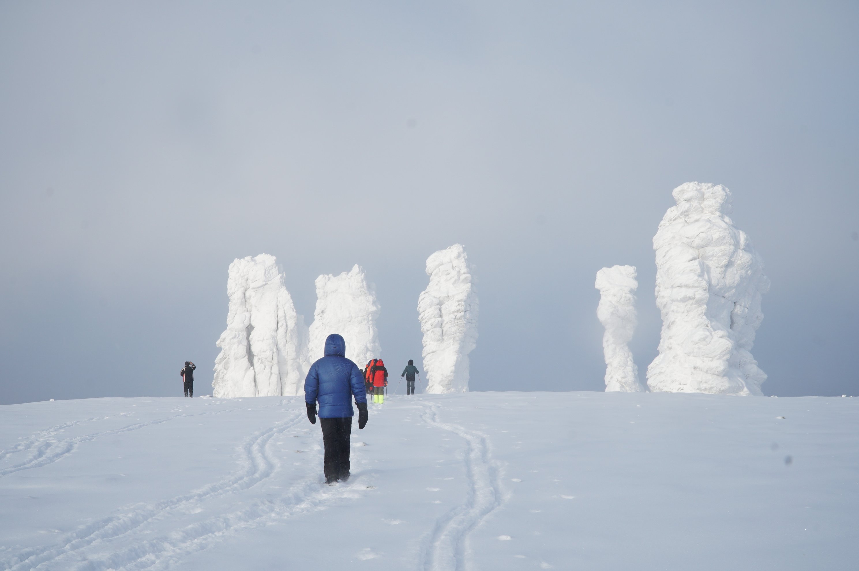 Pilares de pedra cobertos de neve num planalto branco