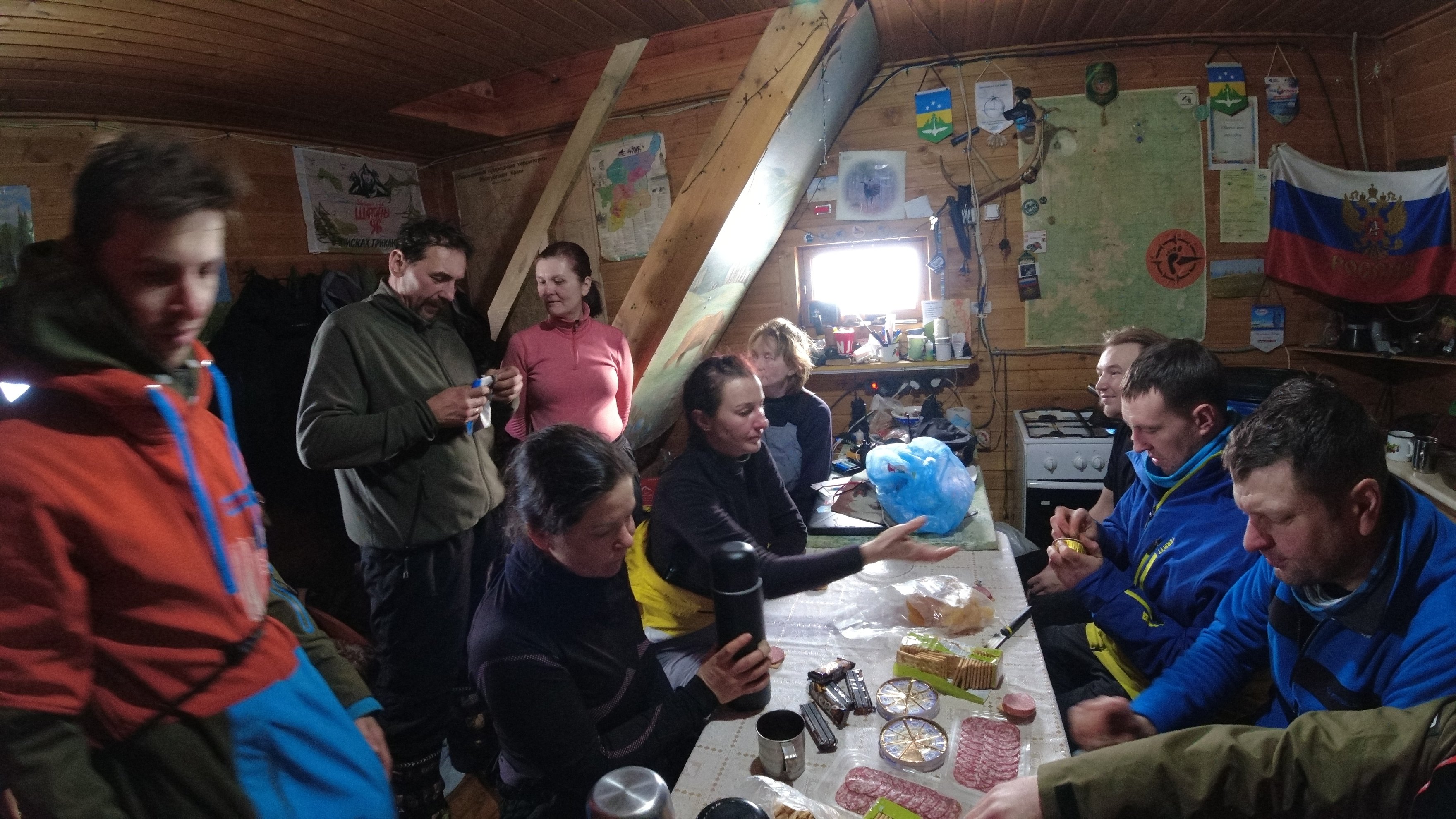 pessoas a comer e a beber dentro de um módulo de montanha