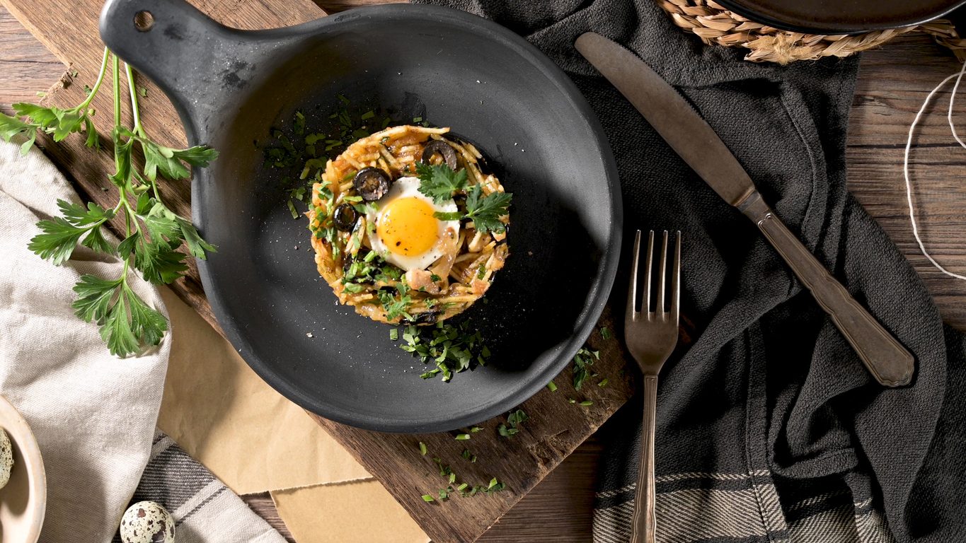 top-down view in a black pan with a fried egg