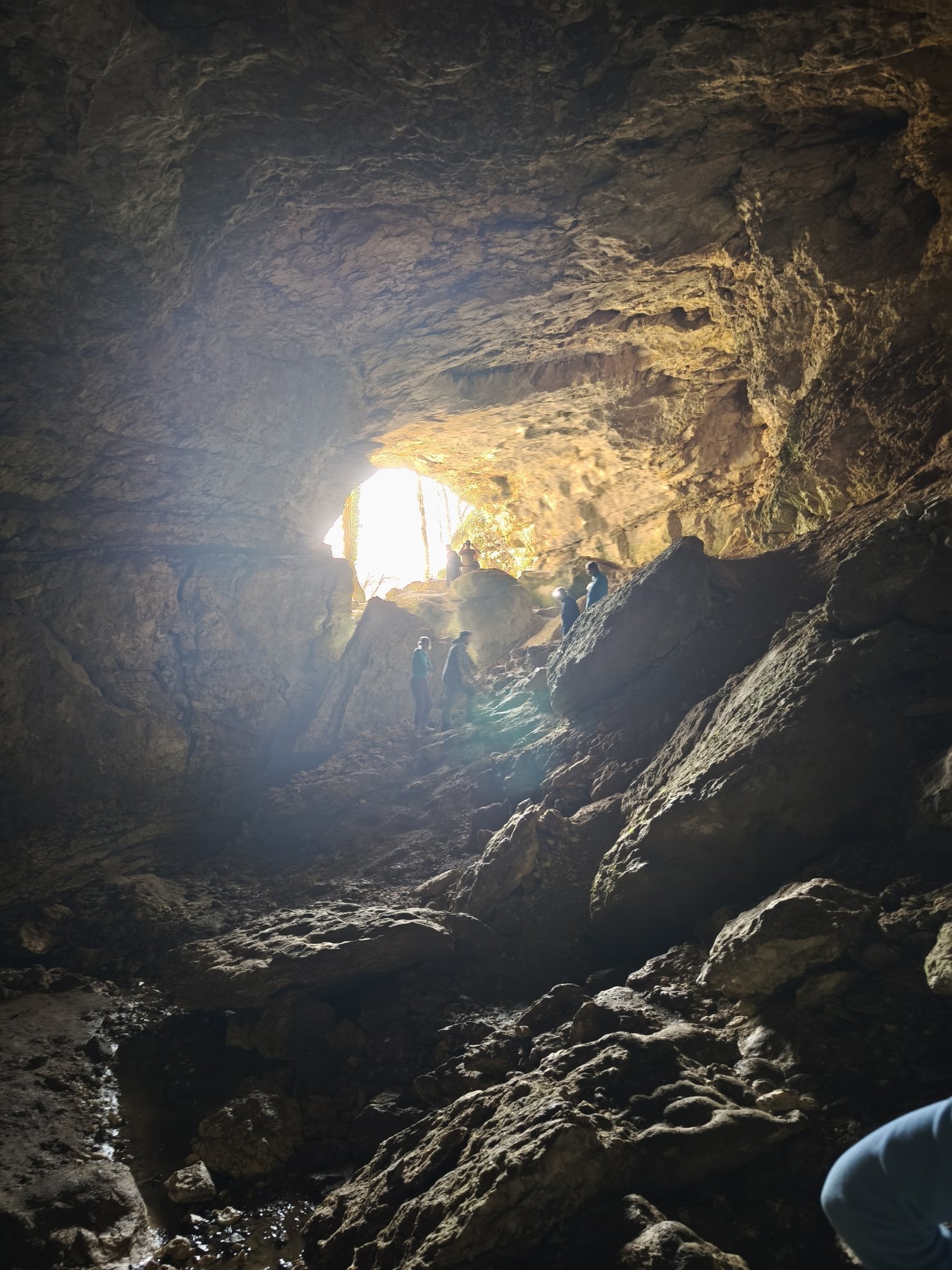 vista de dentro da gruta olhando para a abertura de luz