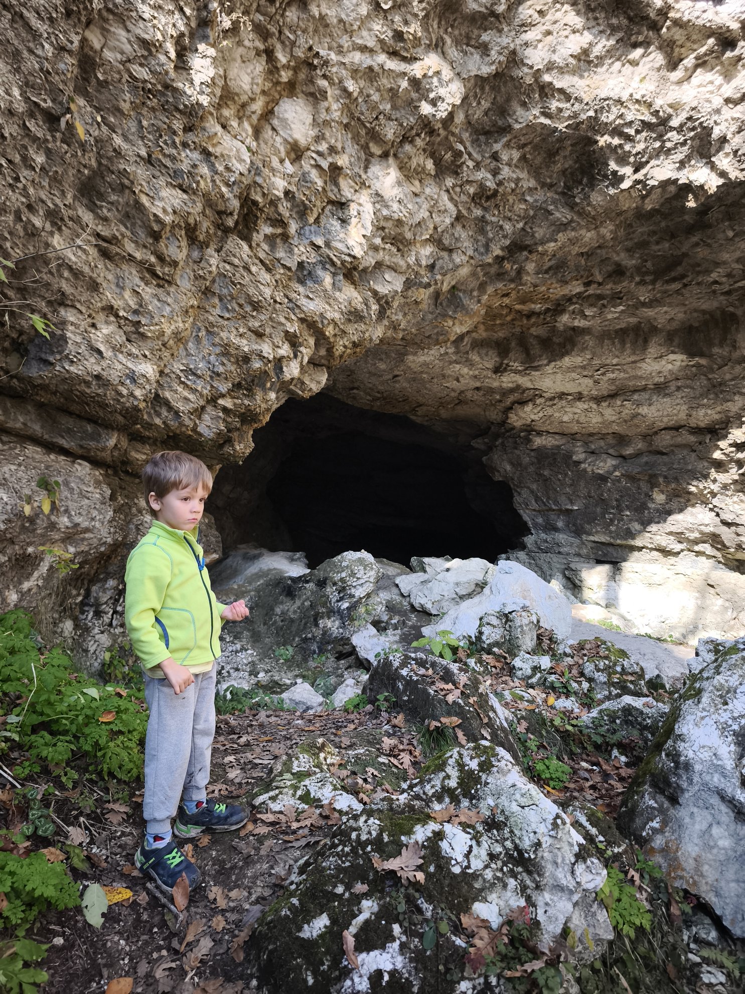 Entrada da gruta mostrando as formações rochosas envolventes