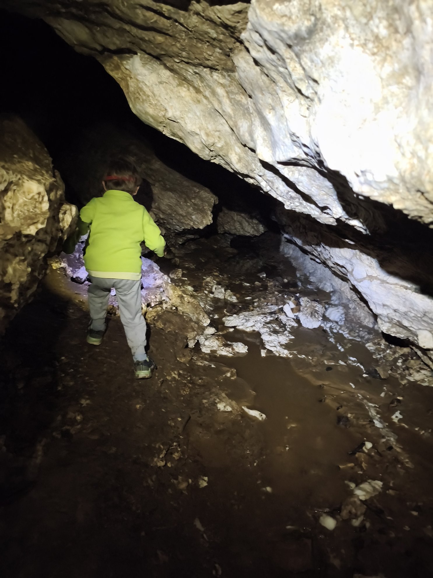 Teto rochoso baixo e chão de terra da gruta