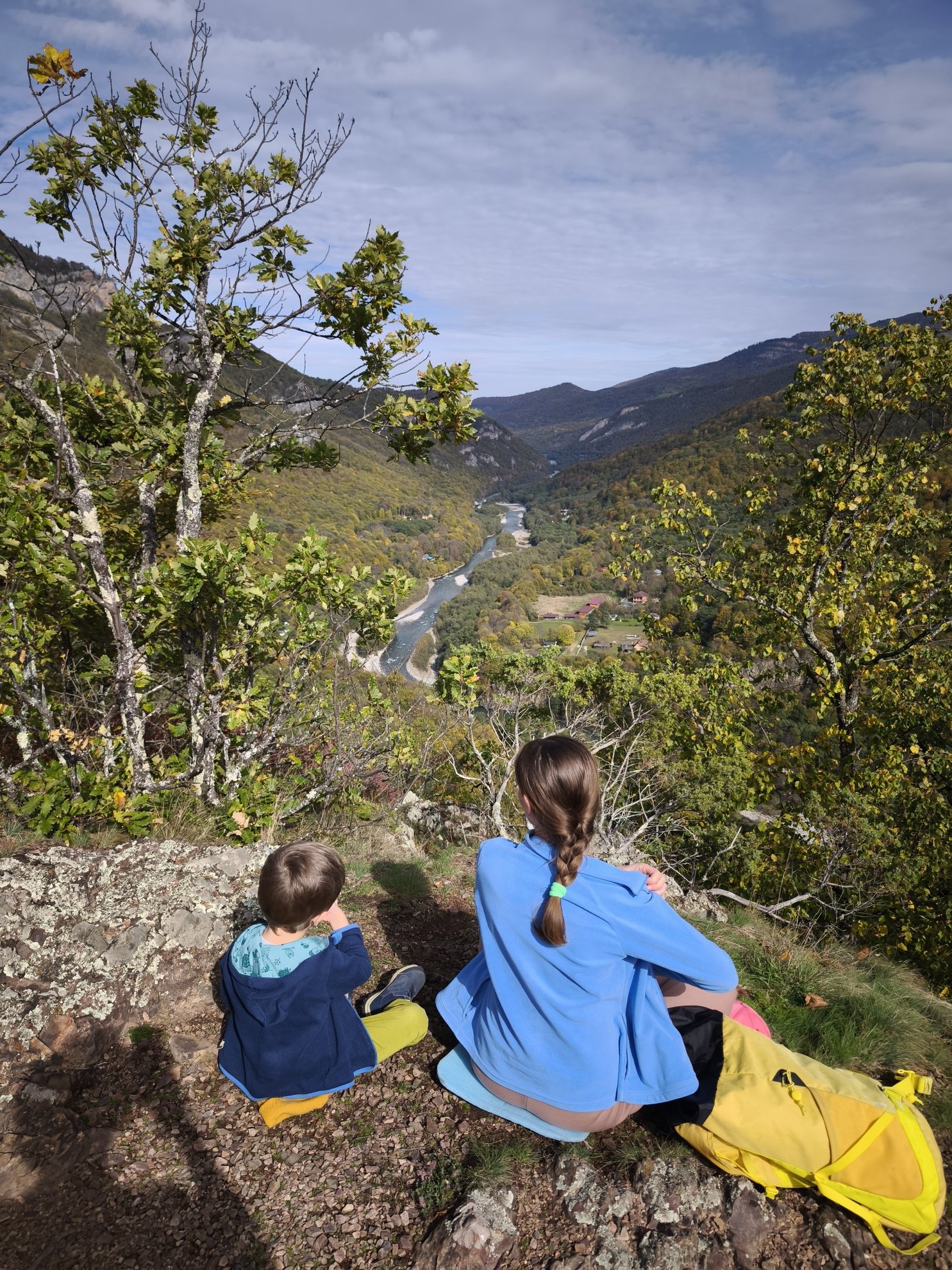 Overlook of the river valley and mountains from the ledge